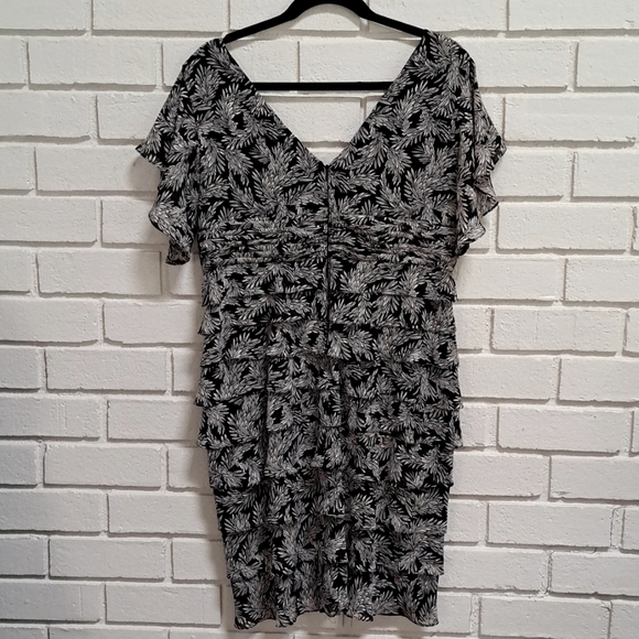 Adrianna Papell Black/White Ruffled Ruched Formal Dress. Size 14 Petite - Picture 6 of 11